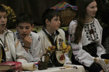 Șezătoare ca odinioară, cu elevii și profesorii școlii din Zamostea