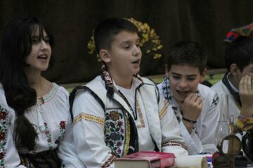 Șezătoare ca odinioară, cu elevii și profesorii școlii din Zamostea