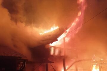 O familie cu 4 copii a rămas fără un acoperiș deasupra capului în urma unui devastator incendiu