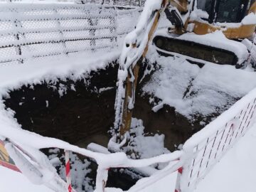 Primăria Siret somează ACET să repare străzile pe care le-a lăsat „ca după război” și să semnalizeze lucrările în curs