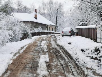 Primăria Siret somează ACET să repare străzile pe care le-a lăsat „ca după război” și să semnalizeze lucrările în curs