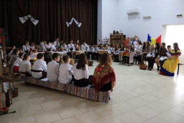 Șezătoare ca odinioară, cu elevii și profesorii școlii din Zamostea