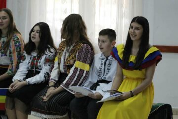 Șezătoare ca odinioară, cu elevii și profesorii școlii din Zamostea