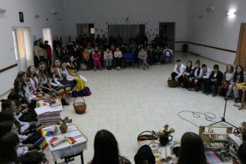 Șezătoare ca odinioară, cu elevii și profesorii școlii din Zamostea