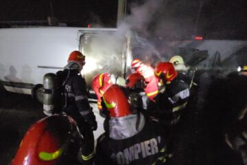 Autoutilitară distrusă parțial într-un incendiu