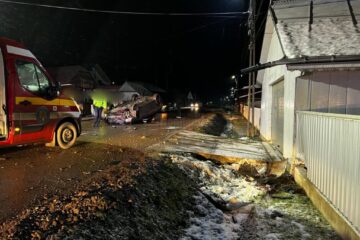 Bărbat mort după ce un autoturism a intrat într-un cap de pod