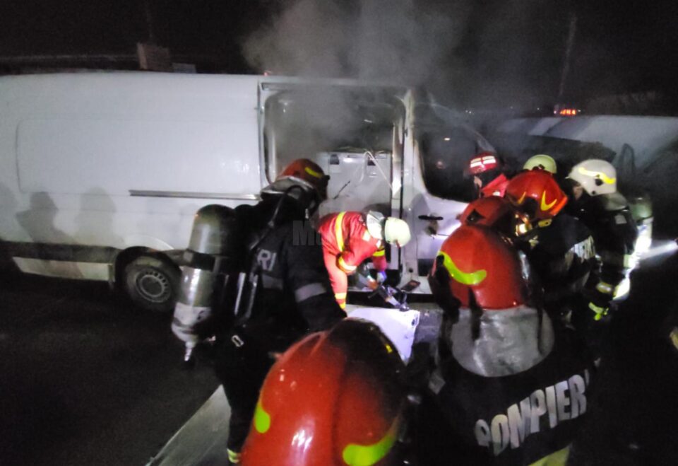 Autoutilitară distrusă parțial într-un incendiu