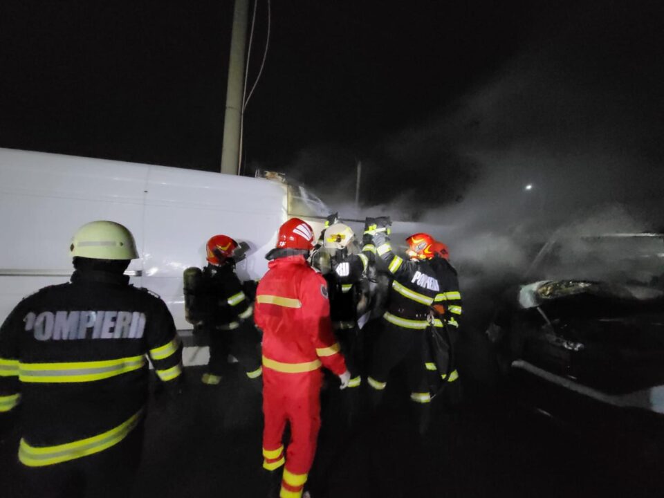 Autoutilitară distrusă parțial într-un incendiu