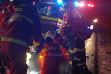 Doi bărbați au fost loviți de o mașină, iar unul dintre ei a murit