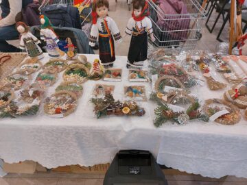 Zeci de produse lucrate cu multă migală de persoane cu nevoi speciale,