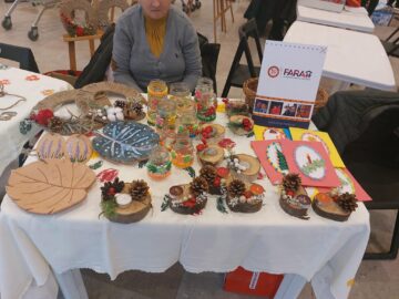 Zeci de produse lucrate cu multă migală de persoane cu nevoi speciale,