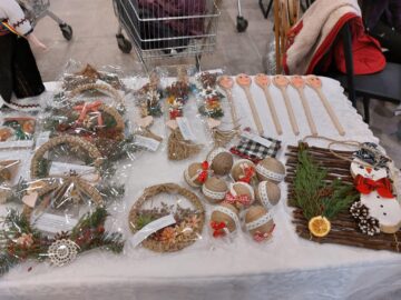 Zeci de produse lucrate cu multă migală de persoane cu nevoi speciale,