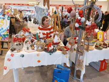 Zeci de produse lucrate cu multă migală de persoane cu nevoi speciale,