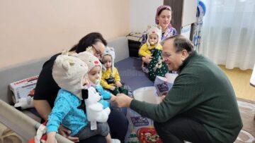 Gheorghe Flutur le-a oferit daruri celor patru băieți ai familiei Bălan, care anul viitor vor împlini doi ani
