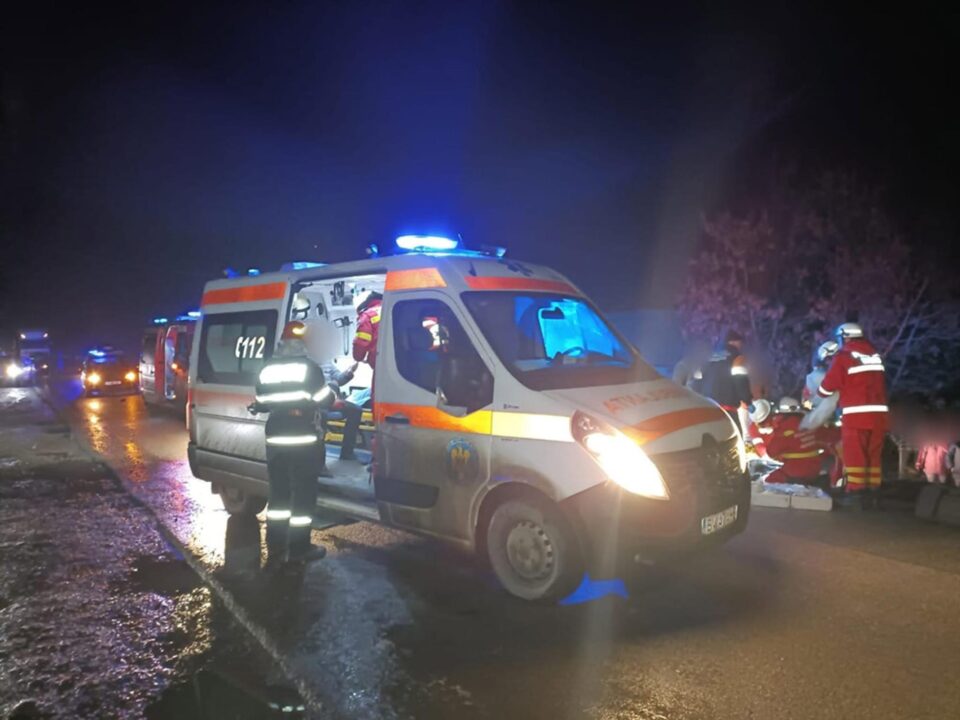 Doi bărbați care au traversat fără să se asigure au fost loviți de o mașină, iar unul dintre ei a murit