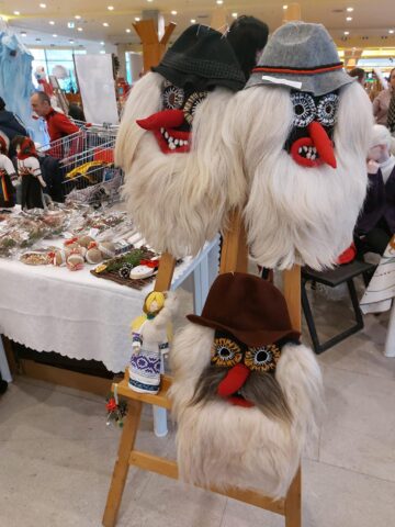 Zeci de produse lucrate cu multă migală de persoane cu nevoi speciale,