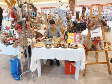 Zeci de produse lucrate cu multă migală de persoane cu nevoi speciale,