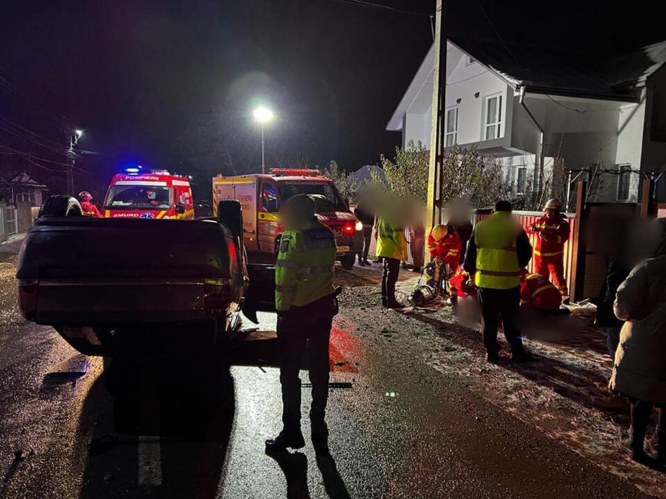 Bărbat mort după ce un autoturism a intrat într-un cap de pod