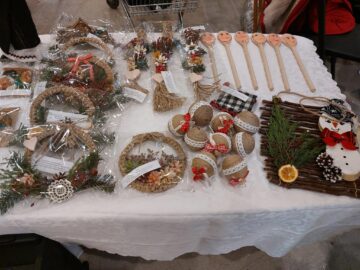 Zeci de produse lucrate cu multă migală de persoane cu nevoi speciale,