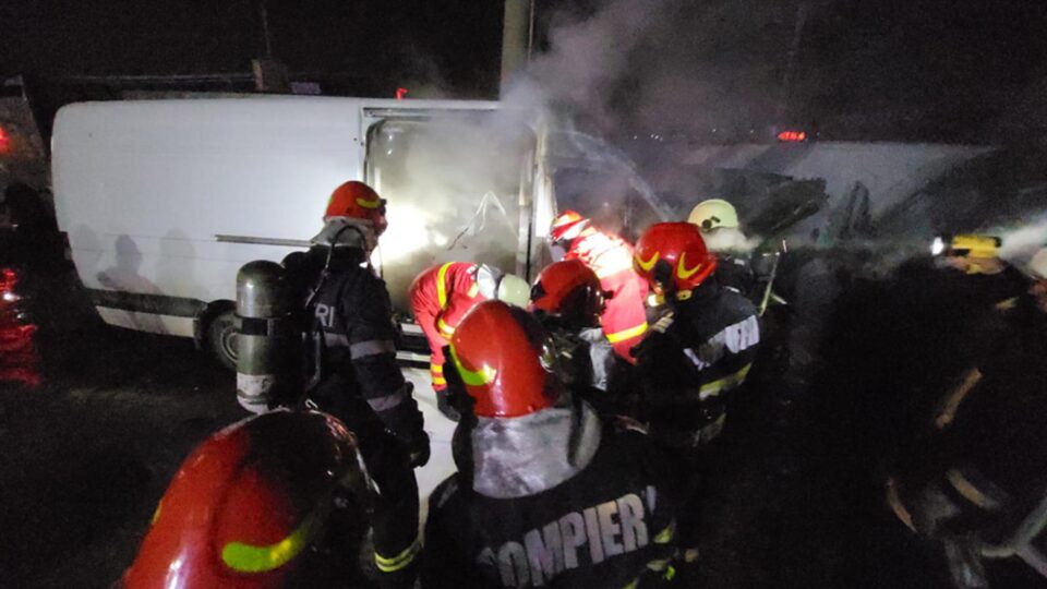 Autoutilitară distrusă parțial într-un incendiu