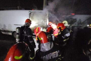 Autoutilitară distrusă parțial într-un incendiu