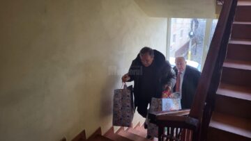 Gheorghe Flutur le-a oferit daruri celor patru băieți ai familiei Bălan, care anul viitor vor împlini doi ani
