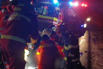Doi bărbați care au traversat fără să se asigure au fost loviți de o mașină, iar unul dintre ei a murit