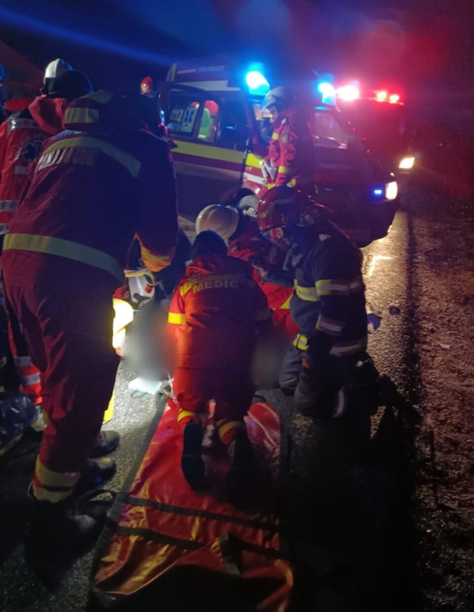 Doi bărbați care au traversat fără să se asigure au fost loviți de o mașină, iar unul dintre ei a murit