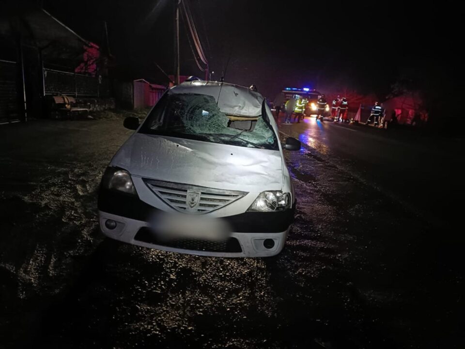 Doi bărbați care au traversat fără să se asigure au fost loviți de o mașină, iar unul dintre ei a murit