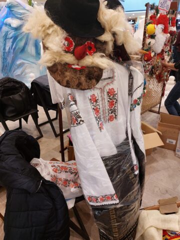 Zeci de produse lucrate cu multă migală de persoane cu nevoi speciale,