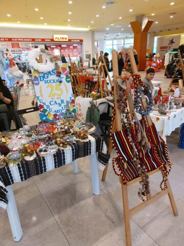 Zeci de produse lucrate cu multă migală de persoane cu nevoi speciale,