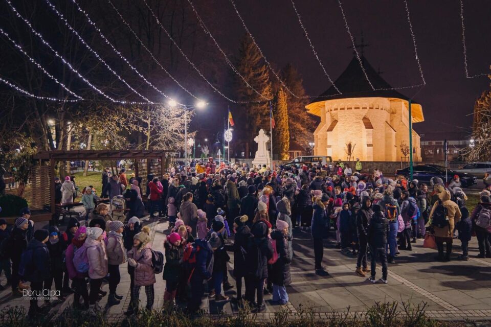 Moș Nicolae și municipalitatea le-au adus dulciuri celor mai mici rădăuțeni. Foto Dorul Clipa