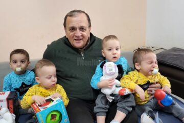 Gheorghe Flutur le-a oferit daruri celor patru băieți ai familiei Bălan, care anul viitor vor împlini doi ani