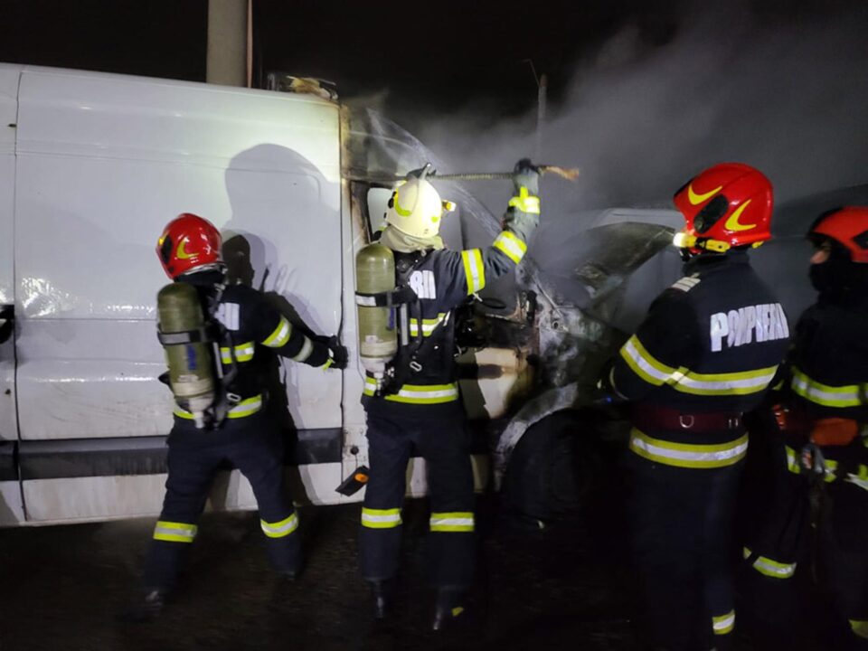 Patru autoutilitare, afectate de un incendiu pornit de la un scurtcircuit