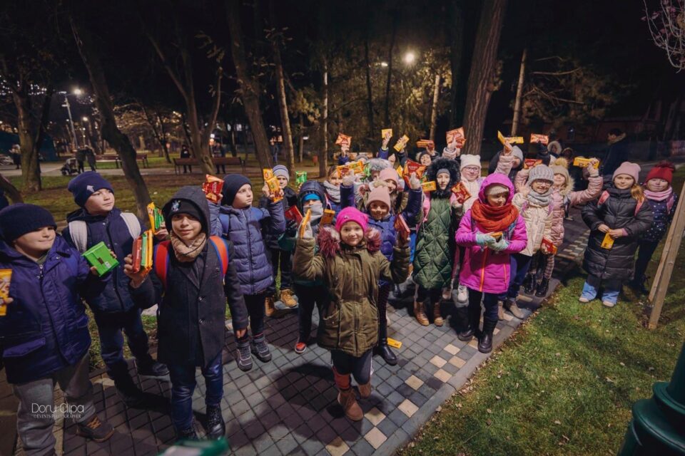 Moș Nicolae și municipalitatea le-au adus dulciuri celor mai mici rădăuțeni. Foto Dorul Clipa