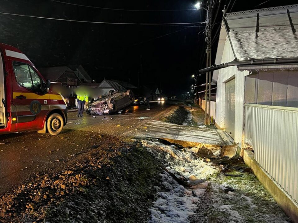Bărbat mort după ce un autoturism a intrat într-un cap de pod