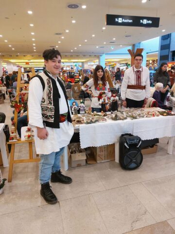 Zeci de produse lucrate cu multă migală de persoane cu nevoi speciale,
