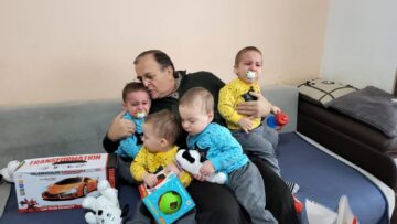 Gheorghe Flutur le-a oferit daruri celor patru băieți ai familiei Bălan, care anul viitor vor împlini doi ani