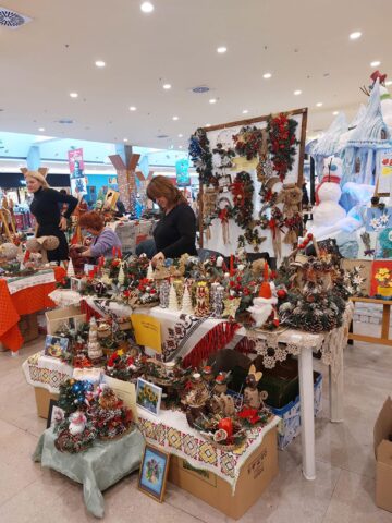 Zeci de produse lucrate cu multă migală de persoane cu nevoi speciale,