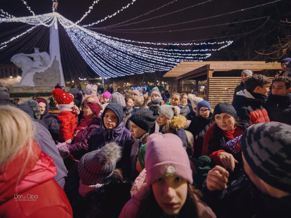 Moș Nicolae și municipalitatea le-au adus dulciuri celor mai mici rădăuțeni. Foto Dorul Clipa