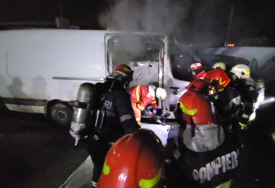Patru autoutilitare, afectate de un incendiu pornit de la un scurtcircuit