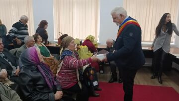 Primarul din Ipotești, alături de oamenii sărbătoriți