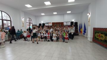 Copiii din Liteni, pregătiți pentru spectacol în noul cămin