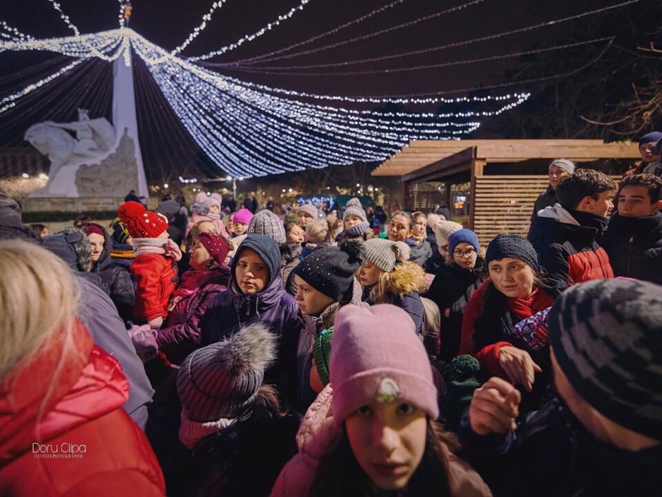 Moș Nicolae și municipalitatea le-au adus dulciuri celor mai mici rădăuțeni