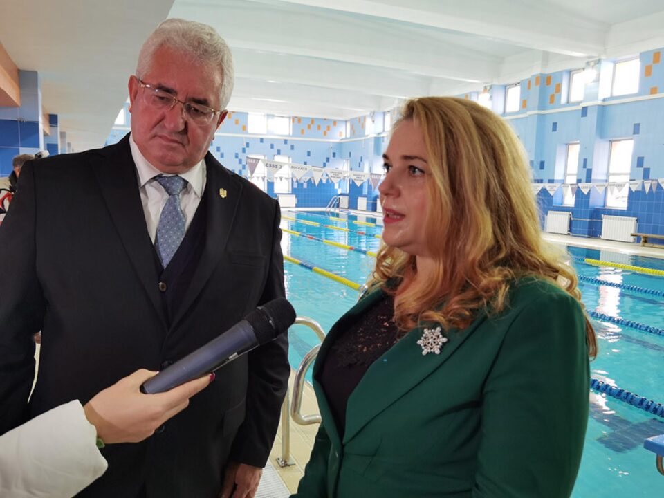 Bazinul de înot de la Școala Gimnazială Nr. 3, dat în folosință de Moș Nicolae, după ample lucrări de reparații