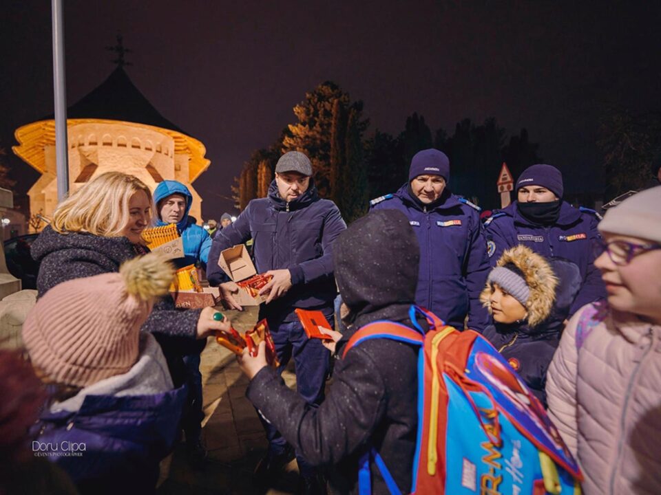 Moș Nicolae și municipalitatea le-au adus dulciuri celor mai mici rădăuțeni. Foto Doru Clipa