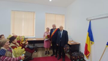 Primarul din Ipotești, alături de oamenii sărbătoriți