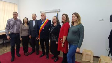 Primarul din Ipotești, alături de oamenii sărbătoriți