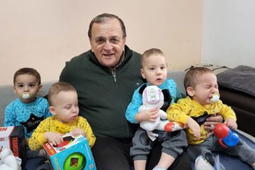 Gheorghe Flutur le-a oferit daruri celor patru băieți ai familiei Bălan, care anul viitor vor împlini doi ani