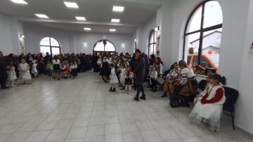 O mulțime de oameni, prezentă la inaugurarea căminului din Liteni